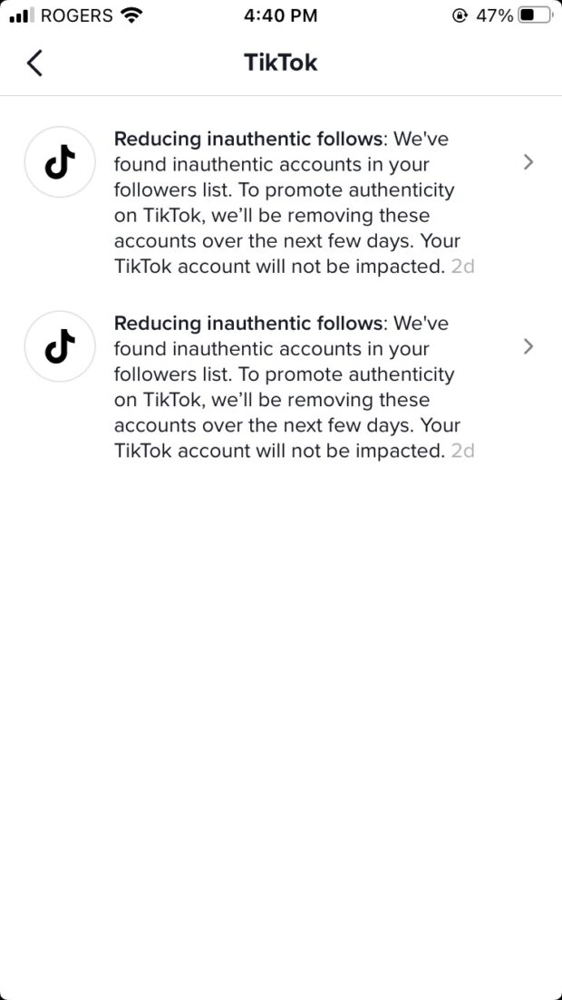 deux messages de TikTok sur le compte TikTok de l'auteur à propos "réduire les suivis inauthentiques"
