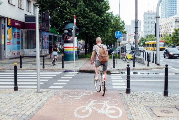 cycliste sur piste cyclable en centre urbain