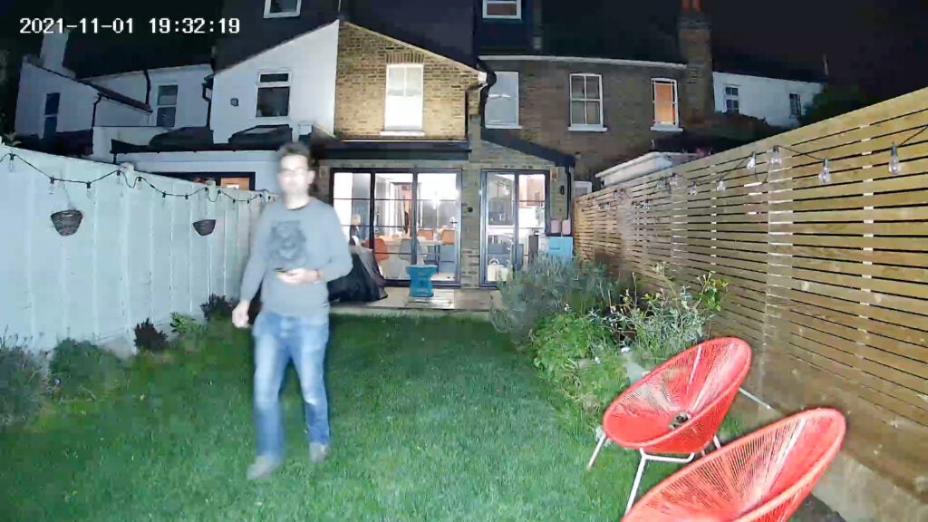 Hey!  Échantillon de nuit de la caméra Smart Floodlight avec projecteur allumé