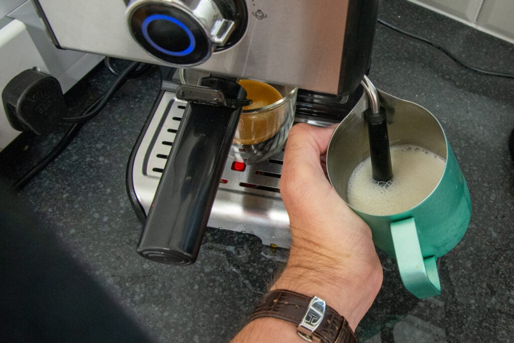 Machine à café expresso Beko CEP5152 mousse de lait