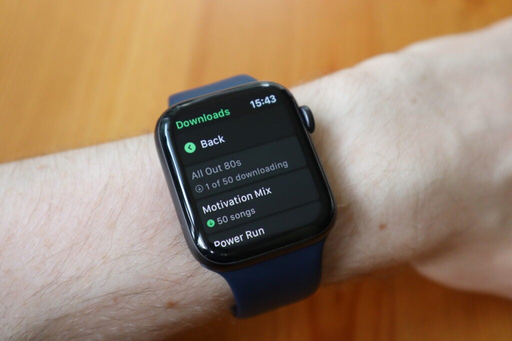 Vous pouvez vérifier la progression du téléchargement en accédant à l'application Spotify pour Apple Watch