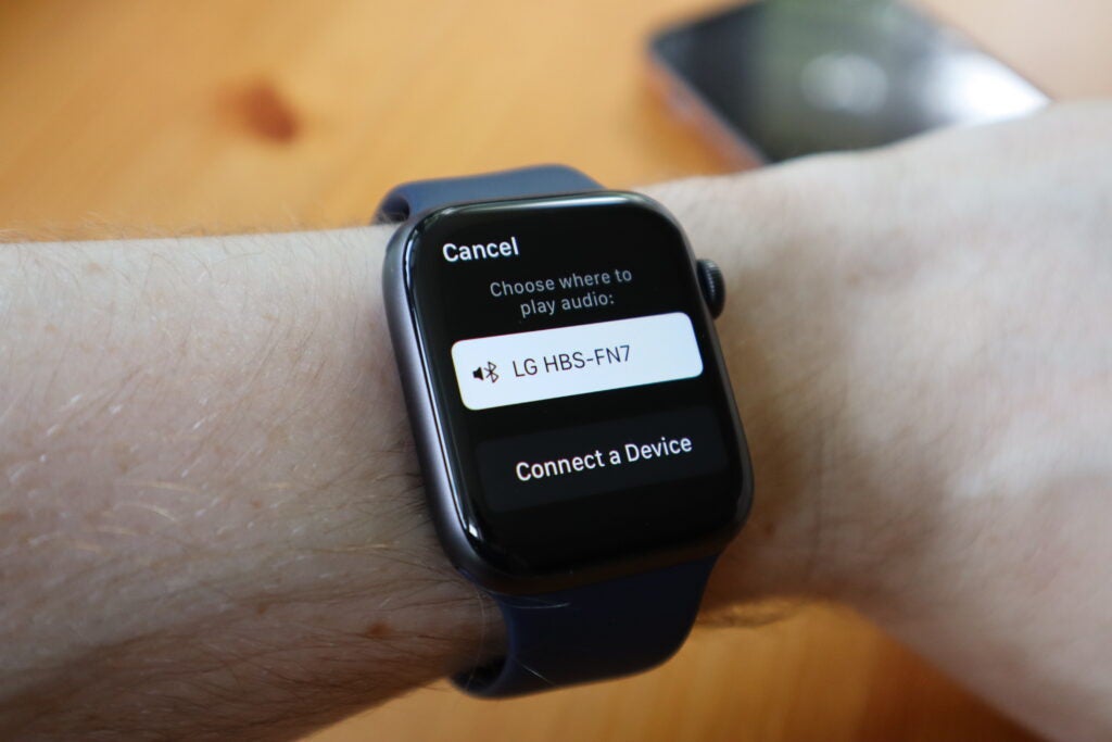 Choisissez une paire d'écouteurs pour commencer à écouter hors ligne sur Apple Watch
