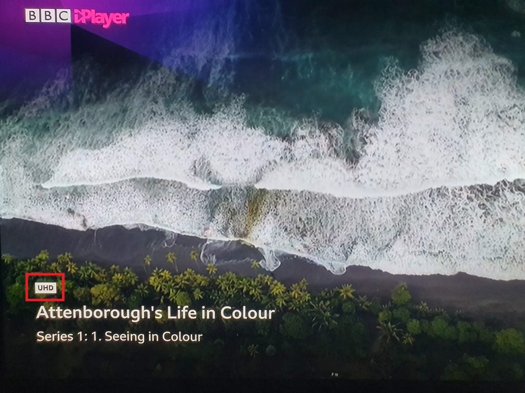 Image d'une île vue du haut affichée via BBC iPlayer avec son logo en haut à gauche et UHD, Attenborough's Life in Color en bas à gauche