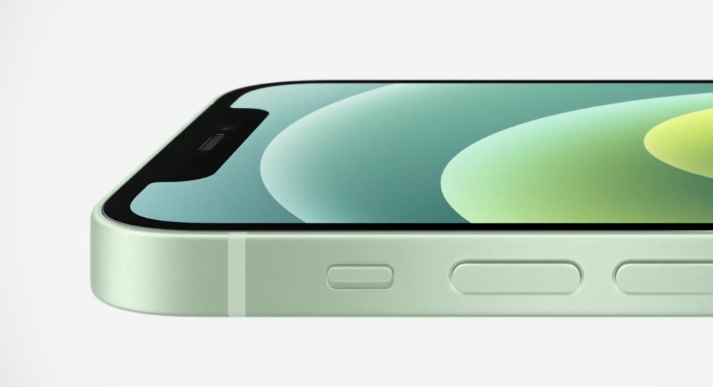 Moitié supérieure, vue du côté gauche d'un iPhone 12 posé sur un fond blanc