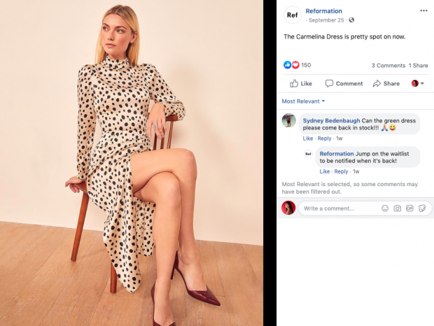 Publicité Facebook de Reformation mettant en vedette une femme blonde en robe à pois léopard.  La copie lit "La robe Carmelina est assez sur place."