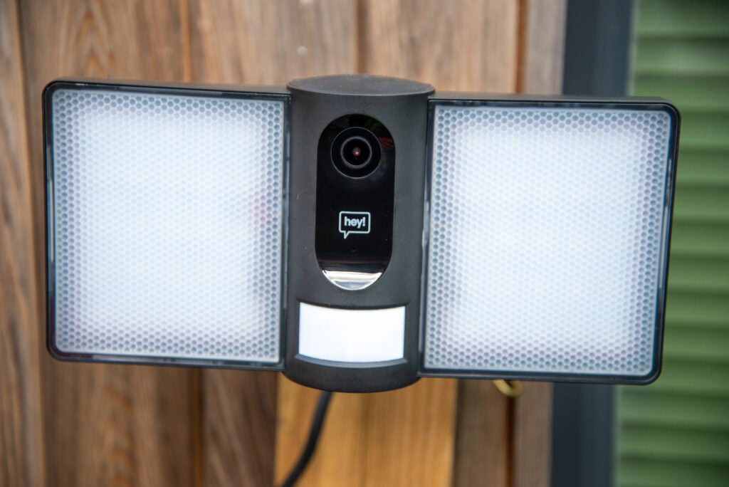 Hey!  Caméra Smart Floodlight avant