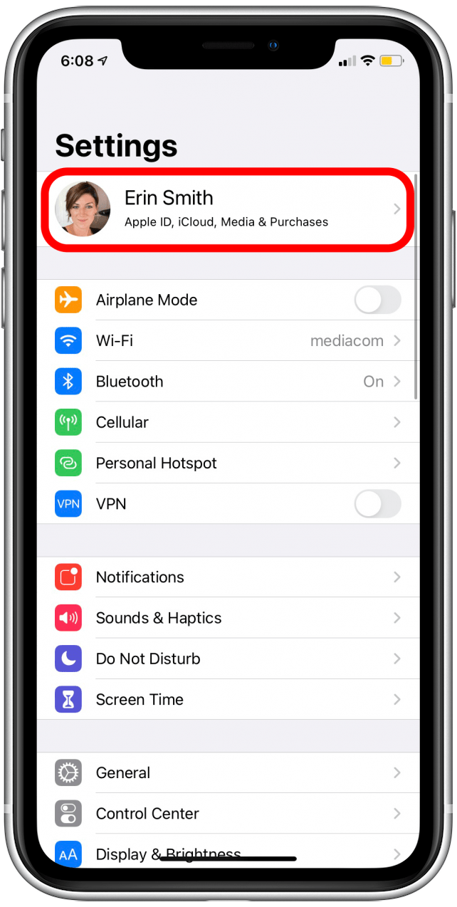 Appuyez sur votre profil Apple ID pour vérifier les paramètres de synchronisation des contacts