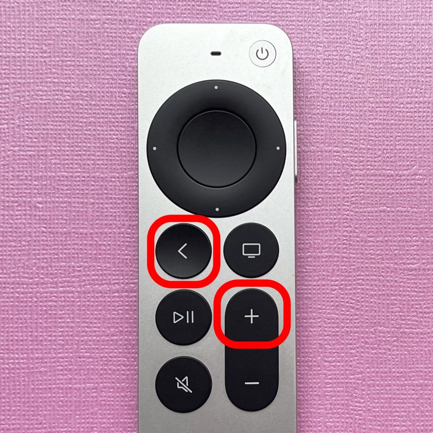Maintenez enfoncés simultanément les boutons Retour et Augmenter le volume jusqu'à ce qu'une fenêtre contextuelle s'affiche sur l'écran de votre Apple TV. 