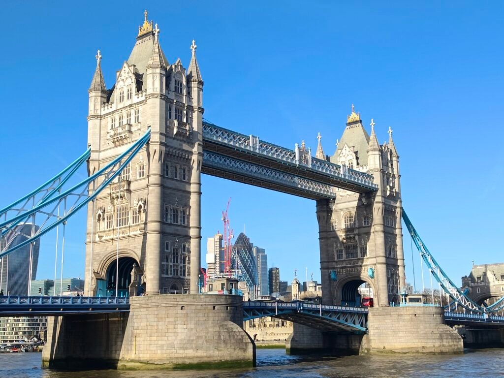 Une photo de Tower Bridge au zoom numérique 2x, prise par le Vivo V23 Pro