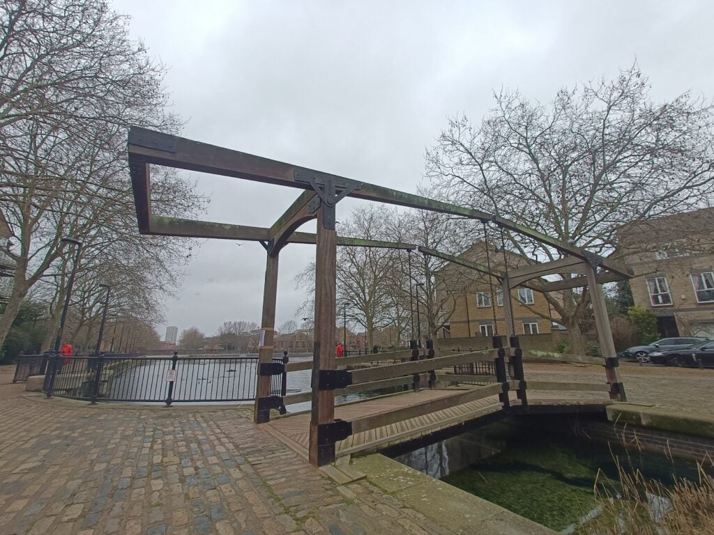 Image prise par la caméra ultra-large OnePlus Nord CE 2 5G montrant un pont au-dessus d'un étang