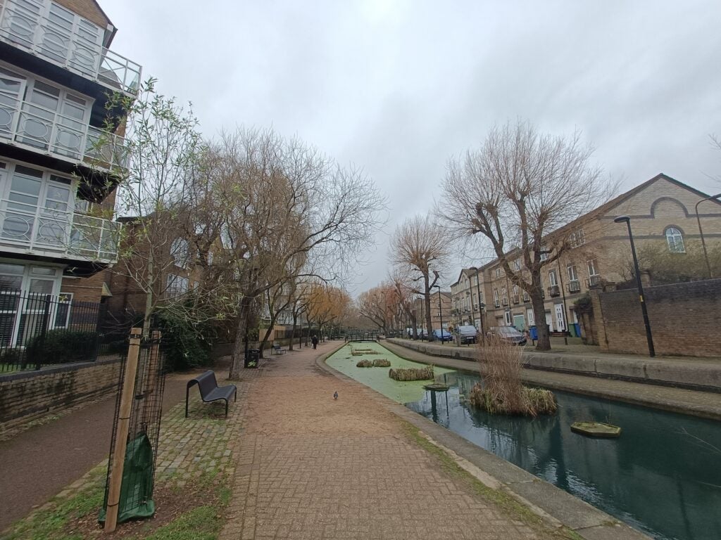 Image prise par la caméra ultra-large OnePlus Nord CE 2 5G montrant un canal dans une zone résidentielle