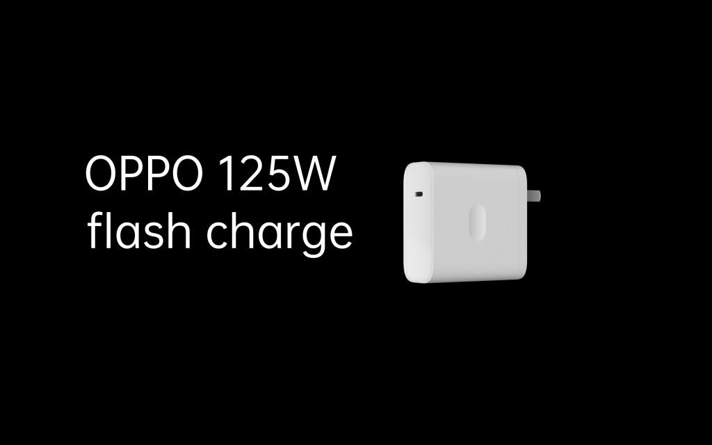 Un chargeur flash Oppo 125W blanc debout sur fond noir