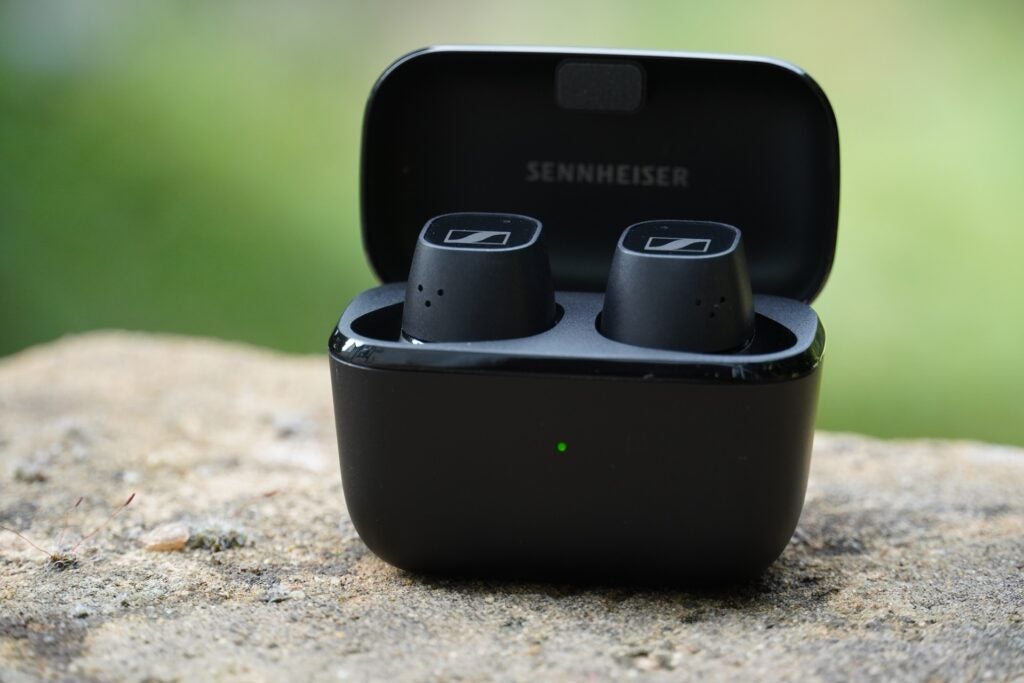 Écouteurs Sennheiser CX Plus True Wireless sur un rebord rocheux dans le jardin