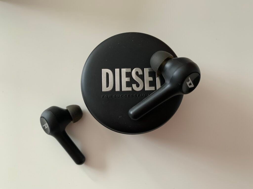 Écouteurs Diesel True Wireless sur le dessus du boîtier