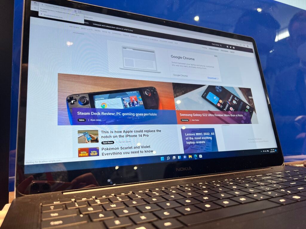 Nokia PureBook Pro 17 affichant la page d'accueil Themelocal