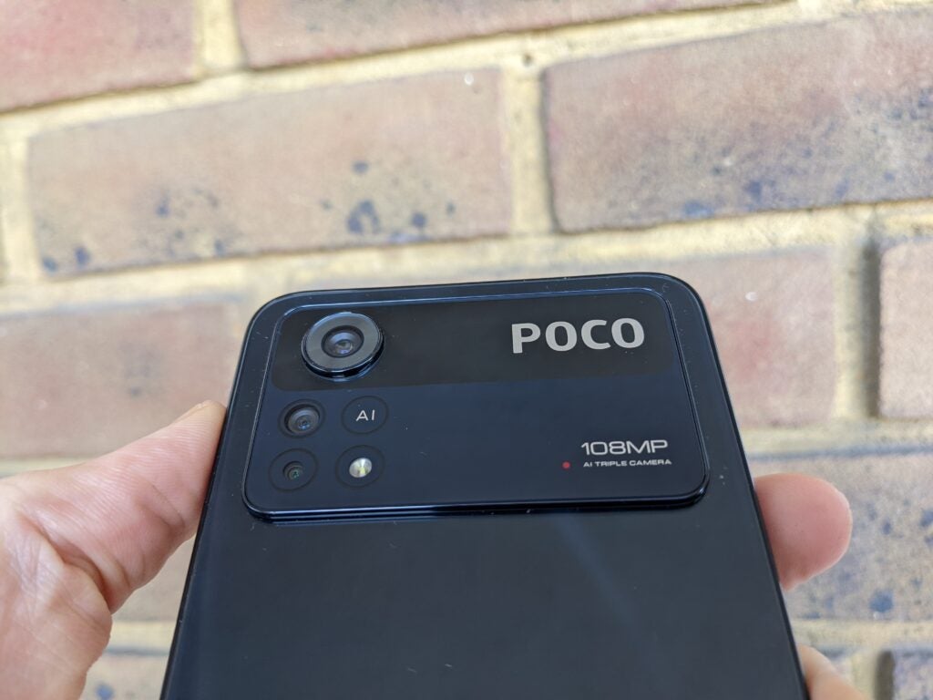 Module caméra Poco X4 Pro contre un mur