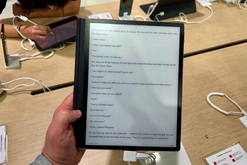 Huawei MatePad Paper lisant un livre