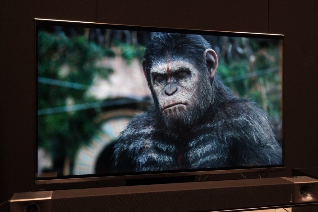 Samsung QE43QN90A jouant Dawn of the Planet of the Apes