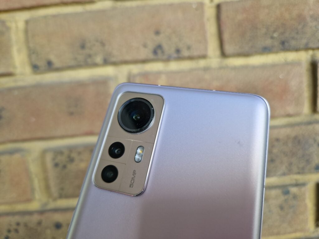Module de caméra Xiaomi 12 devant le mur