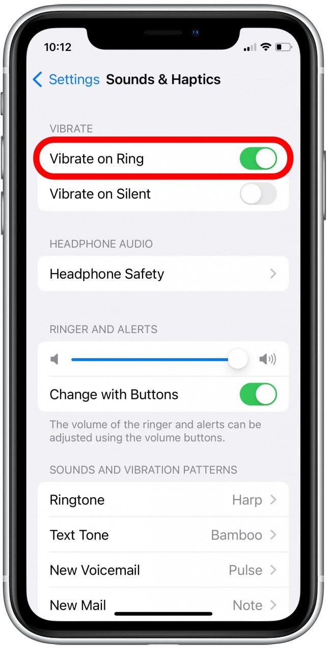 Sous l'en-tête Vibreur, appuyez sur Vibrer sur sonnerie pour faire vibrer votre téléphone lorsque le mode silencieux est désactivé.