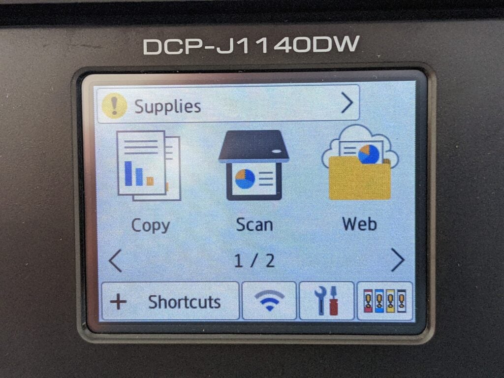 Écran tactile Brother DCP-J1140DW utilisé pour naviguer dans les fonctions