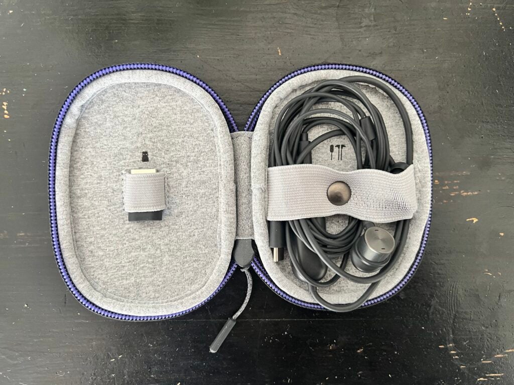 Écouteurs filaires Logitech Zone dans une pochette avec port USB-A montrant