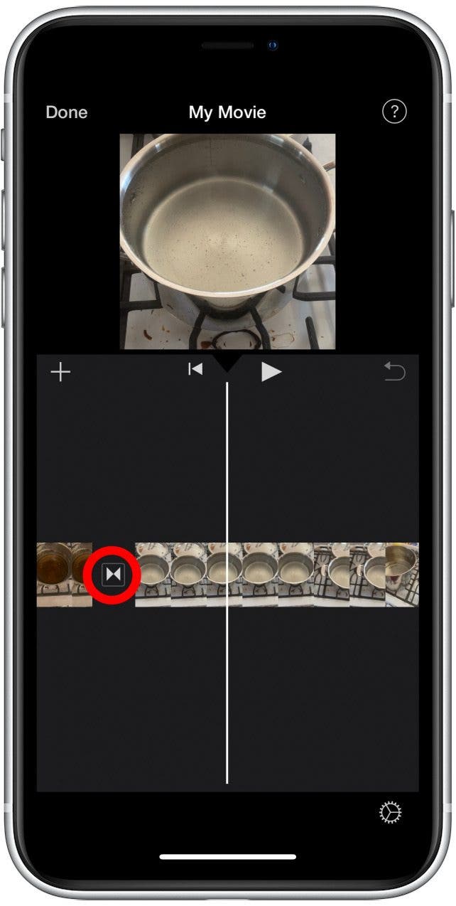Balayez pour faire défiler la vidéo combinée et appuyez sur l'icône de transition entre les clips.