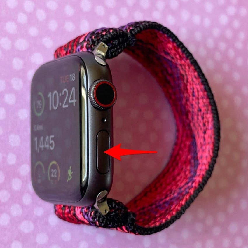 Appuyez et maintenez le bouton latéral sur Apple Watch.