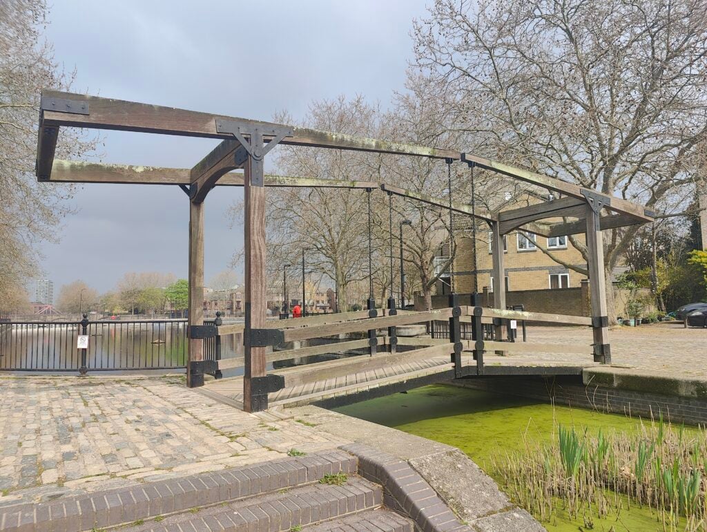 Image de la caméra principale OnePlus 10 Pro du pont sur le canal