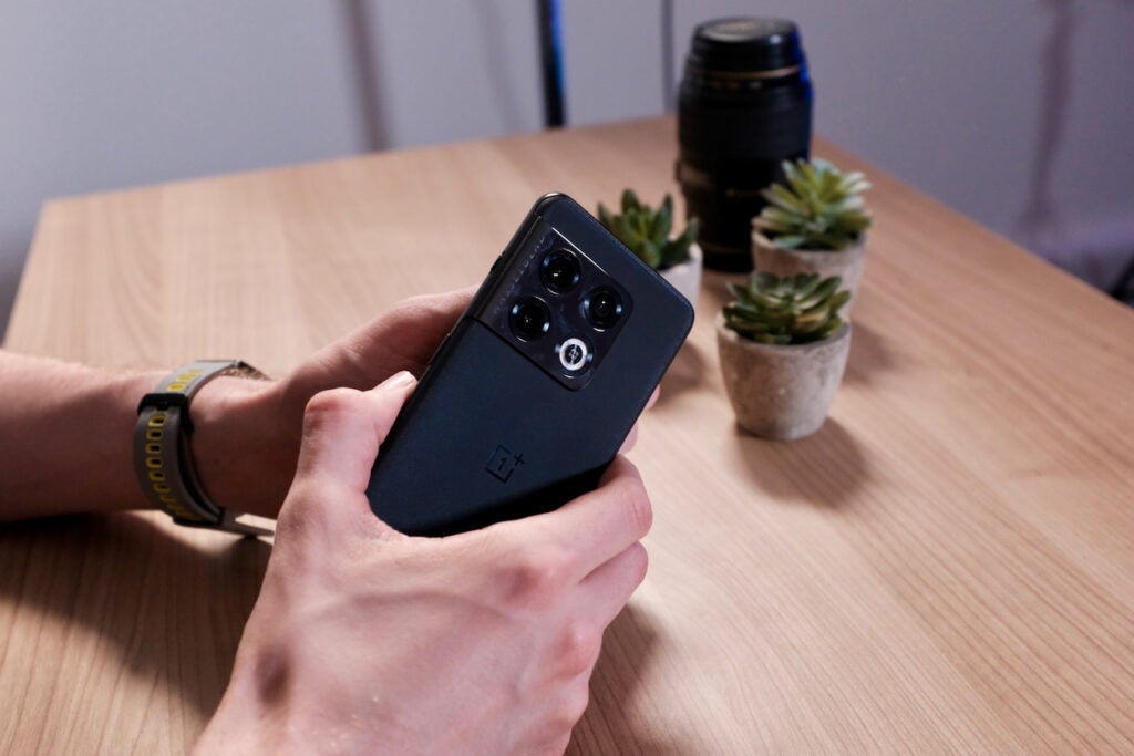 Conception arrière du OnePlus 10 Pro avec boîtier de caméra