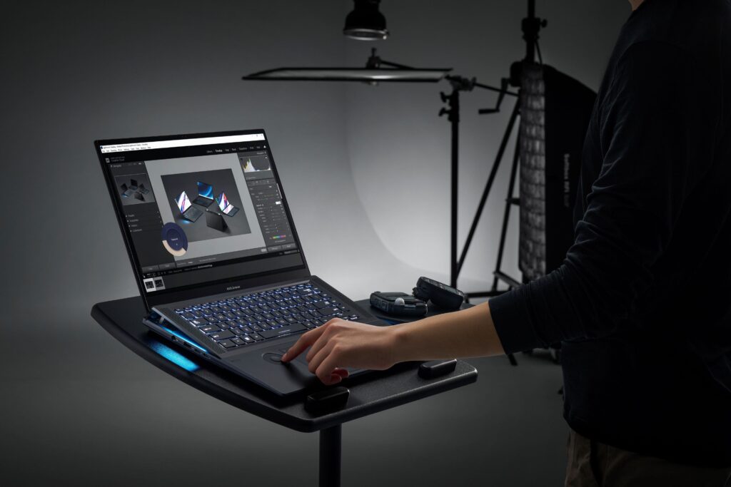 L'ordinateur portable Zenbook 16X pro dans un studio dans une image de presse
