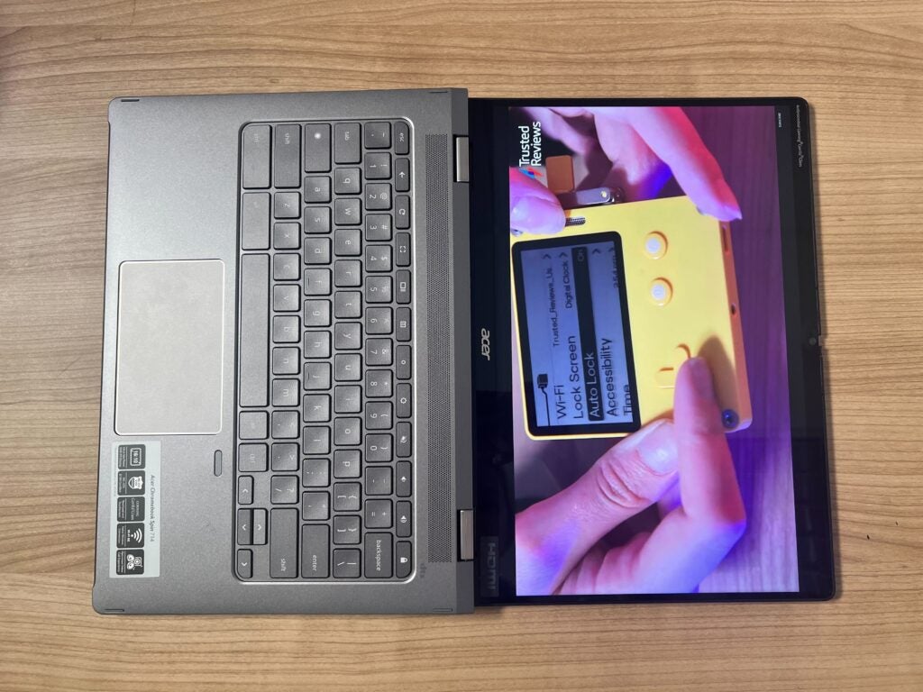 L'Acer Chromebook Spin 714 est posé à plat sur la table en train de lire YouTube