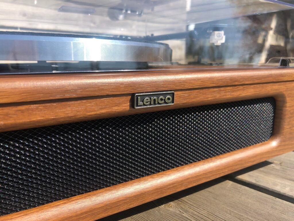 Lenco LS-410 près de la grille du haut-parleur