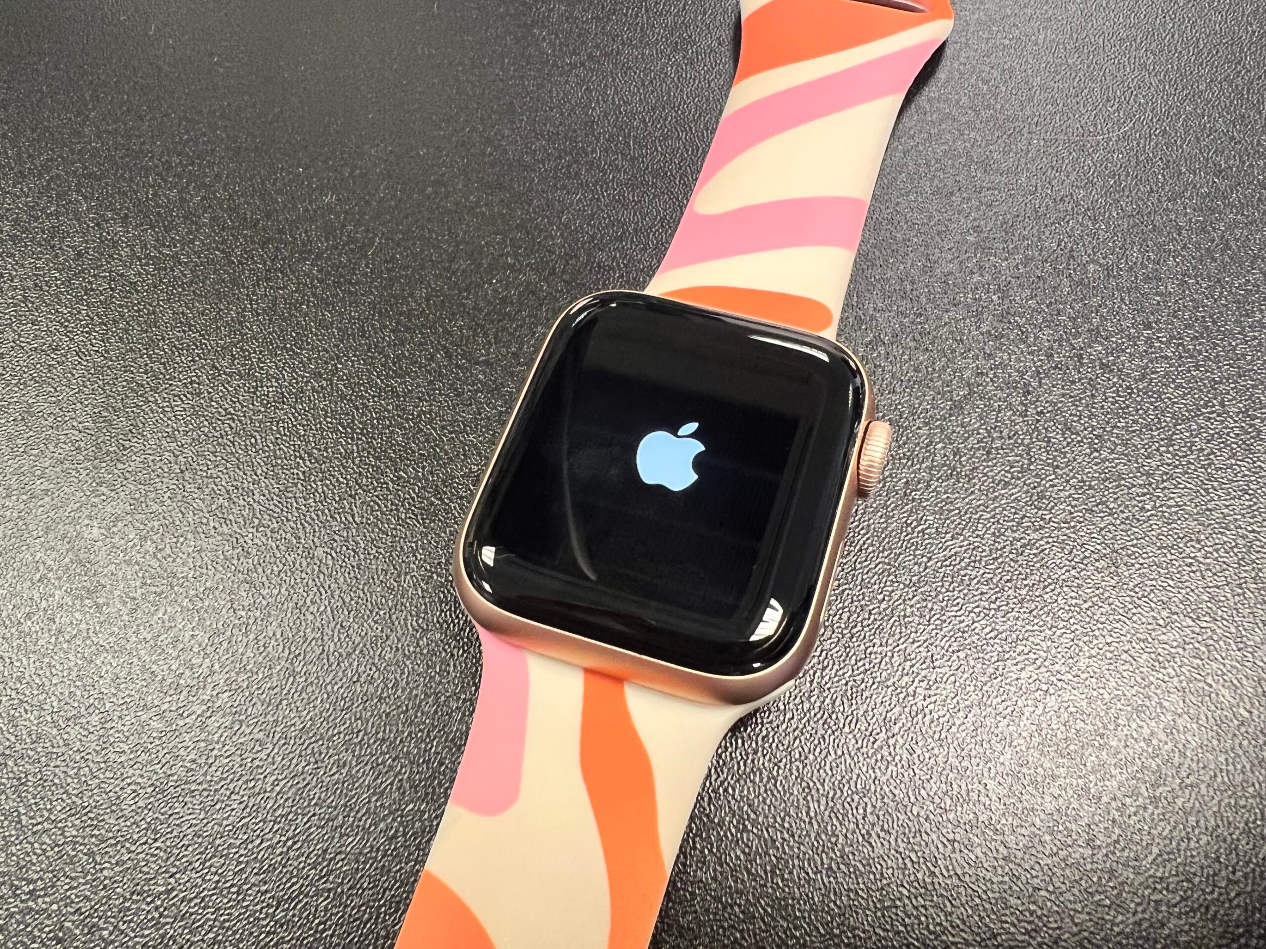 L'écran du logo Apple de redémarrage qui apparaît sur Apple Watch 6 après le redémarrage