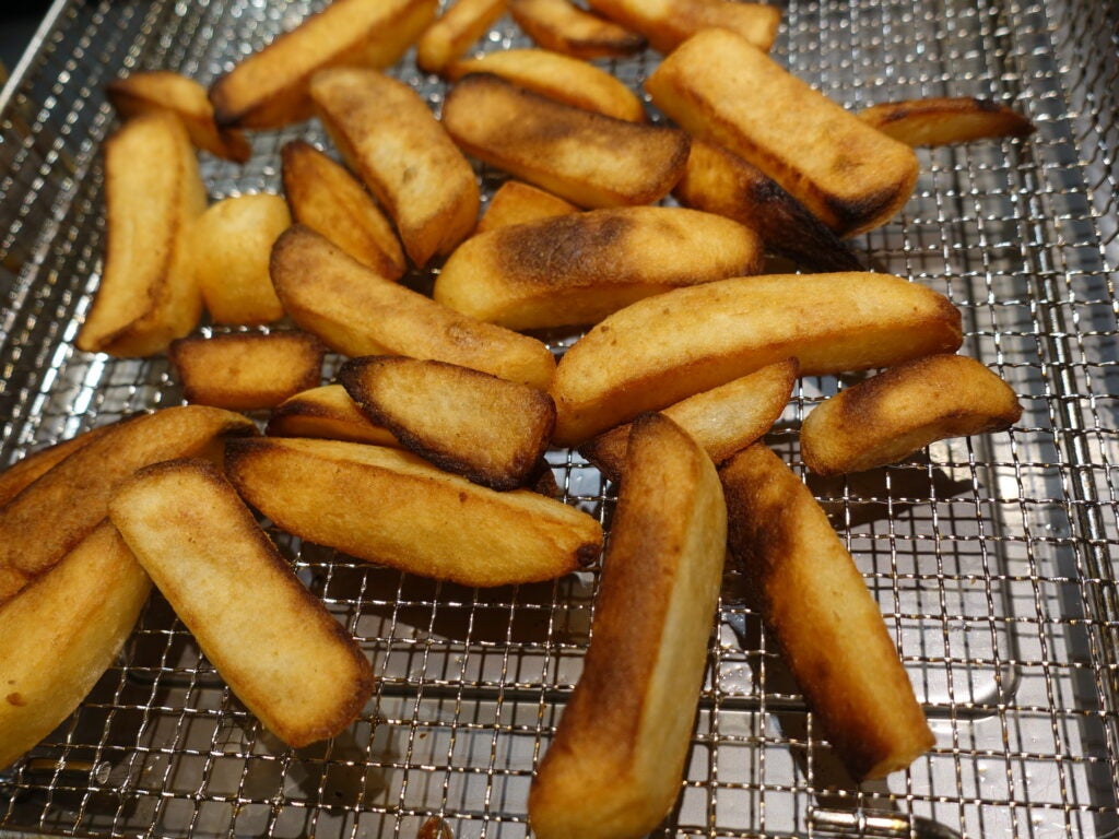 Frites surgelées cuites dans la friteuse à air Cuisinart