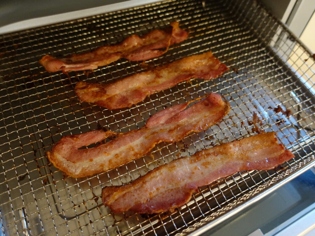 Bacon frit à l'air dans la friteuse à air Cuisinart