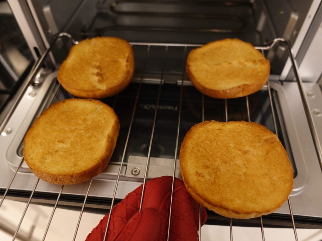 Petits pains grillés dans la friteuse à air Cuisinart