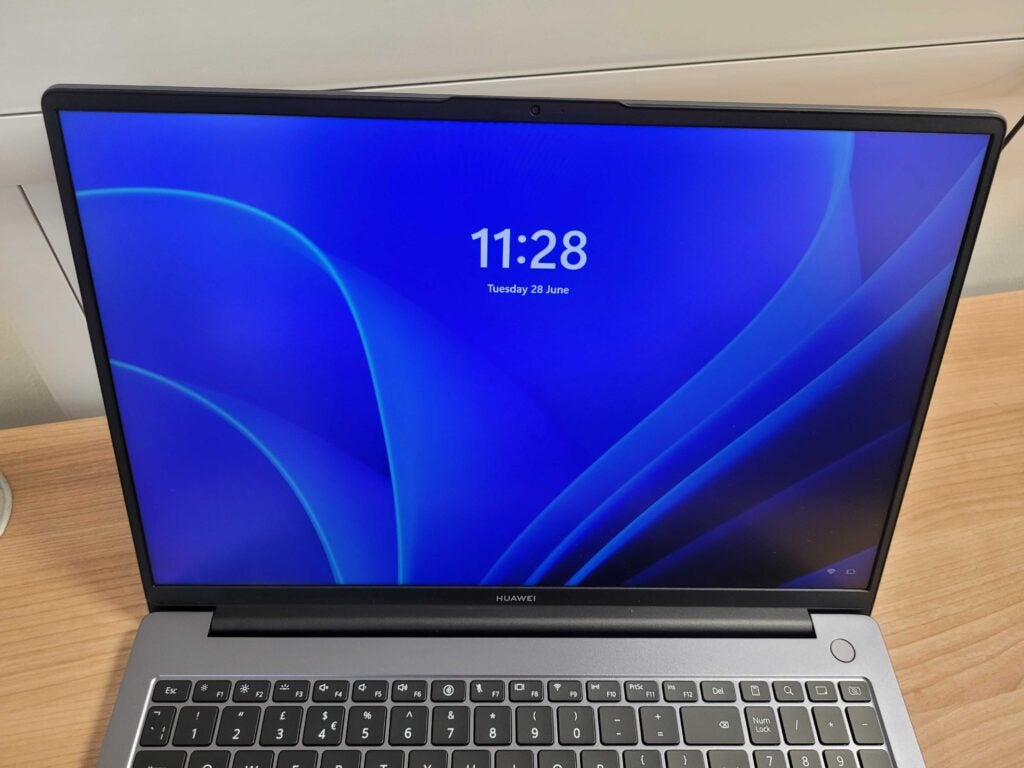 L'écran du Huawei MateBook D 16 en main