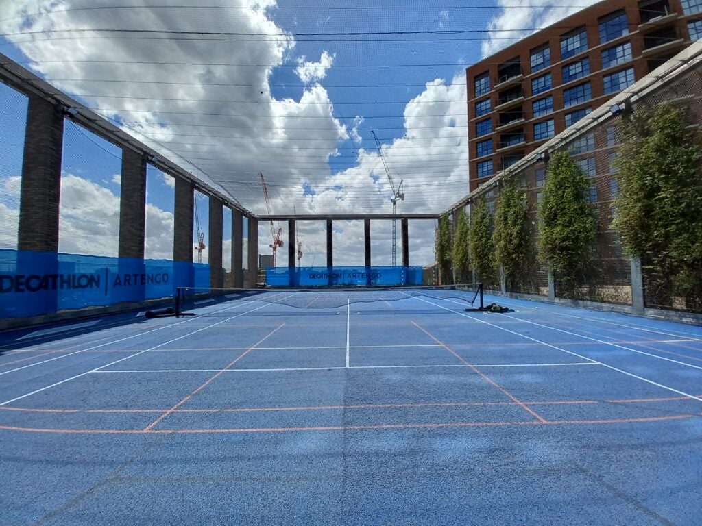 Photo de l'appareil photo ultra-large Samsung Galaxy A12 d'un court de tennis