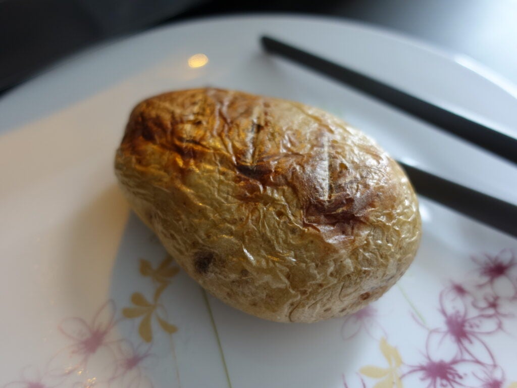 Veste pomme de terre faite dans le Hisense H28MOBS8HGUK