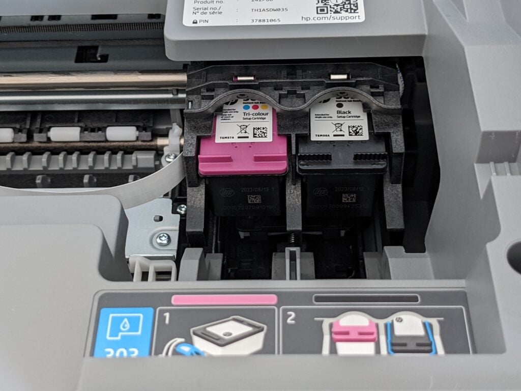 Un regard sur les cartouches à l'intérieur de l'imprimante