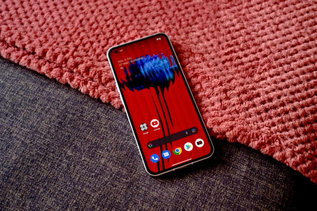 Le Nothing Phone 1 avec un fond rouge