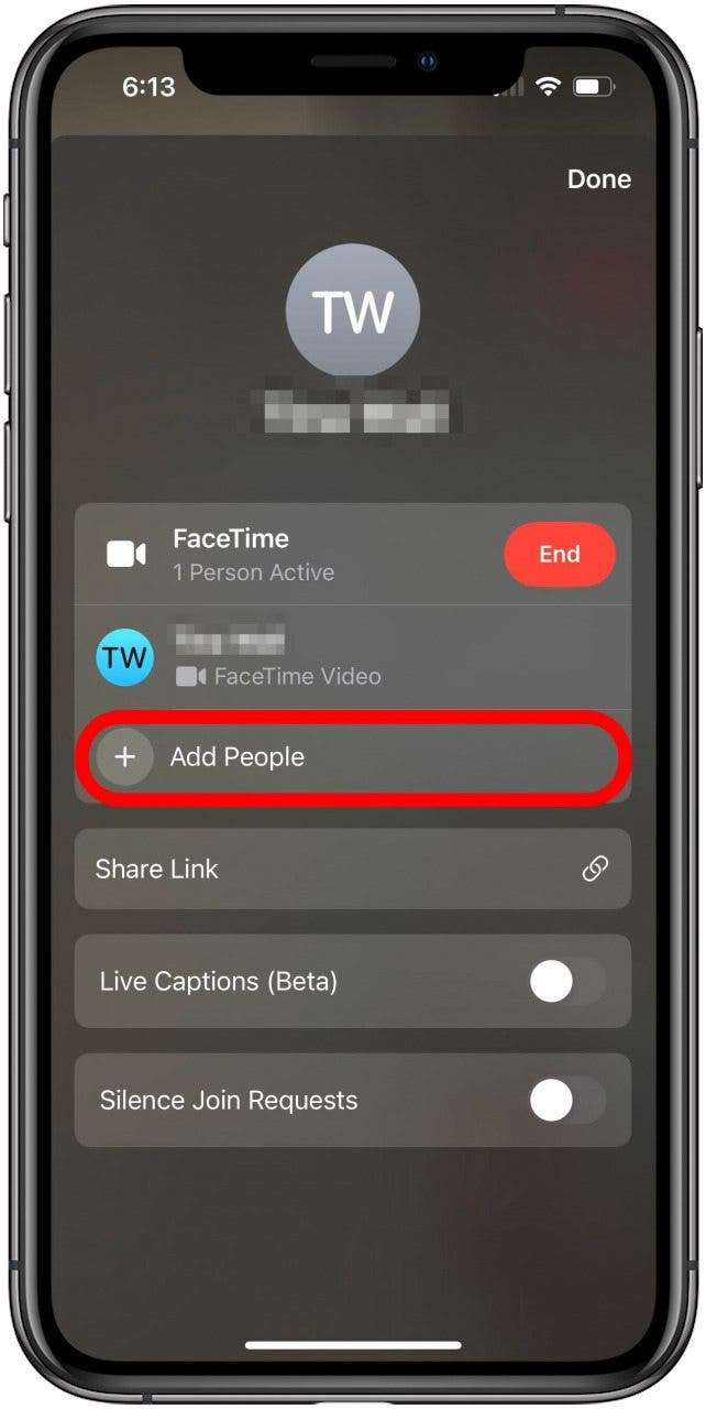 Application FaceTime avec le menu d'un appel actif ouvert et l'option Ajouter des personnes cochée.