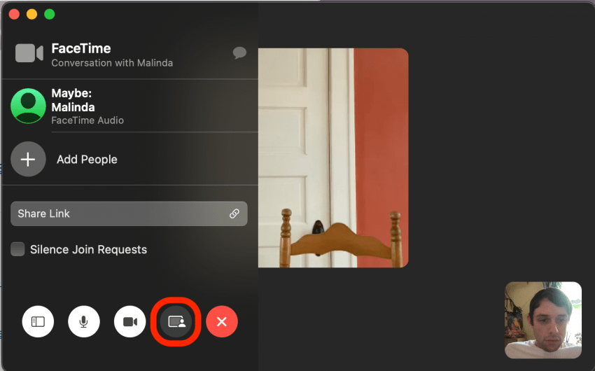 Une fois que vous êtes dans un appel FaceTime, cliquez sur l'icône Partager l'écran.  Voici comment partager un écran. 