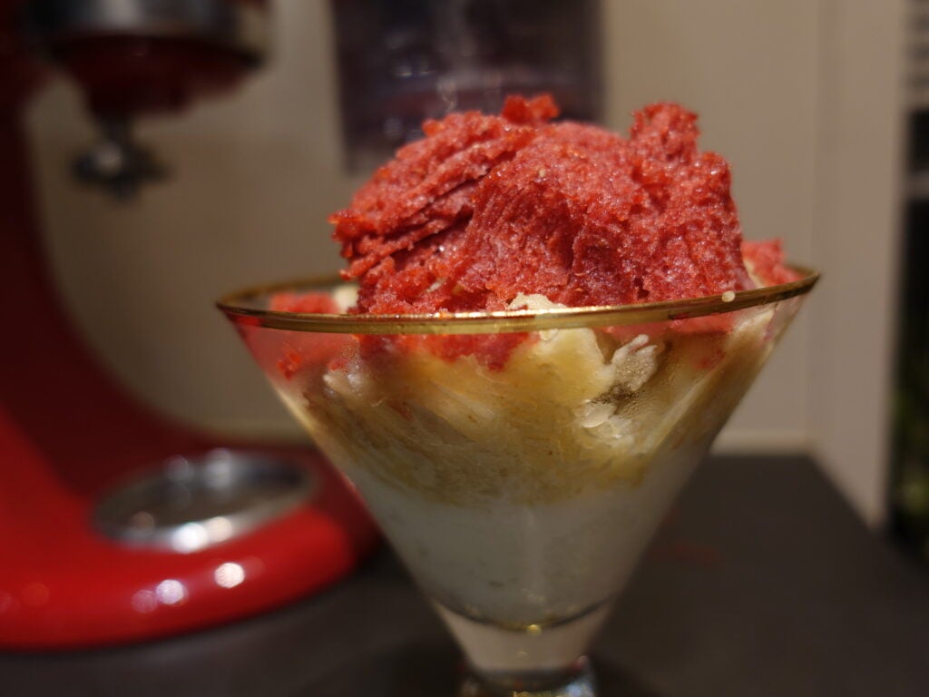 Dessert en couches préparé avec la lame grossière de l'accessoire pour glace à raser KitchenAid