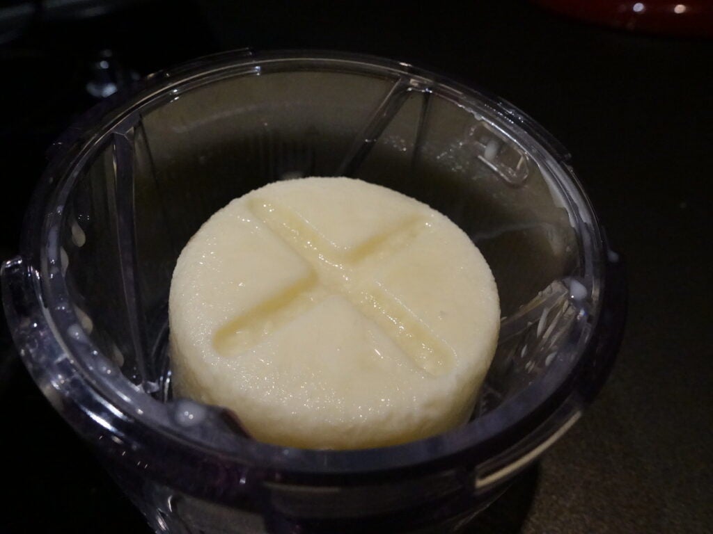 Rondelle de lait condensé avant d'être rasée dans l'accessoire à raser KitchenAid Shave Ice