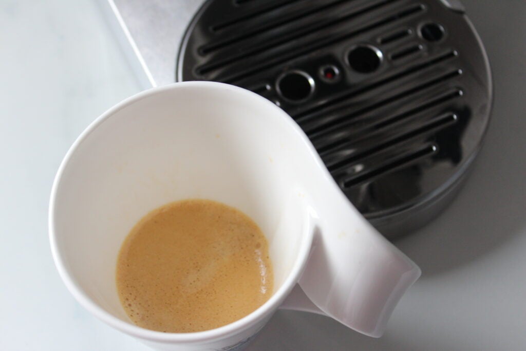 Espresso préparé dans la machine à expresso KitchenAid Artisan