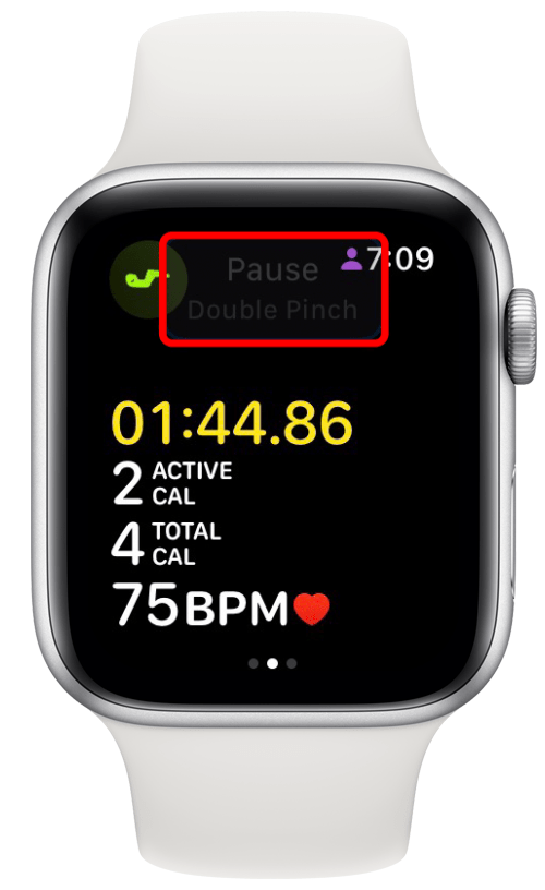 Ensuite, pendant que l'entraînement est ouvert, soulevez votre poignet pour réveiller l'Apple Watch et doublez simplement pour mettre l'entraînement en pause.  Vous verrez une fenêtre contextuelle clignotante vous rappelant comment mettre en pause.