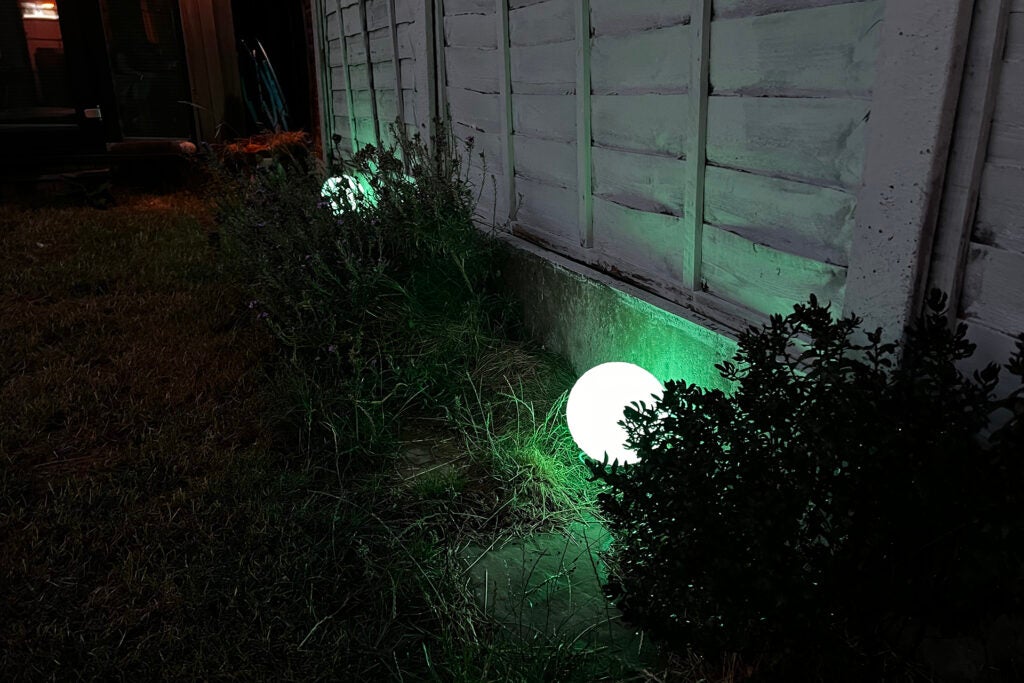 Innr Outdoor Smart Globe Lights héros