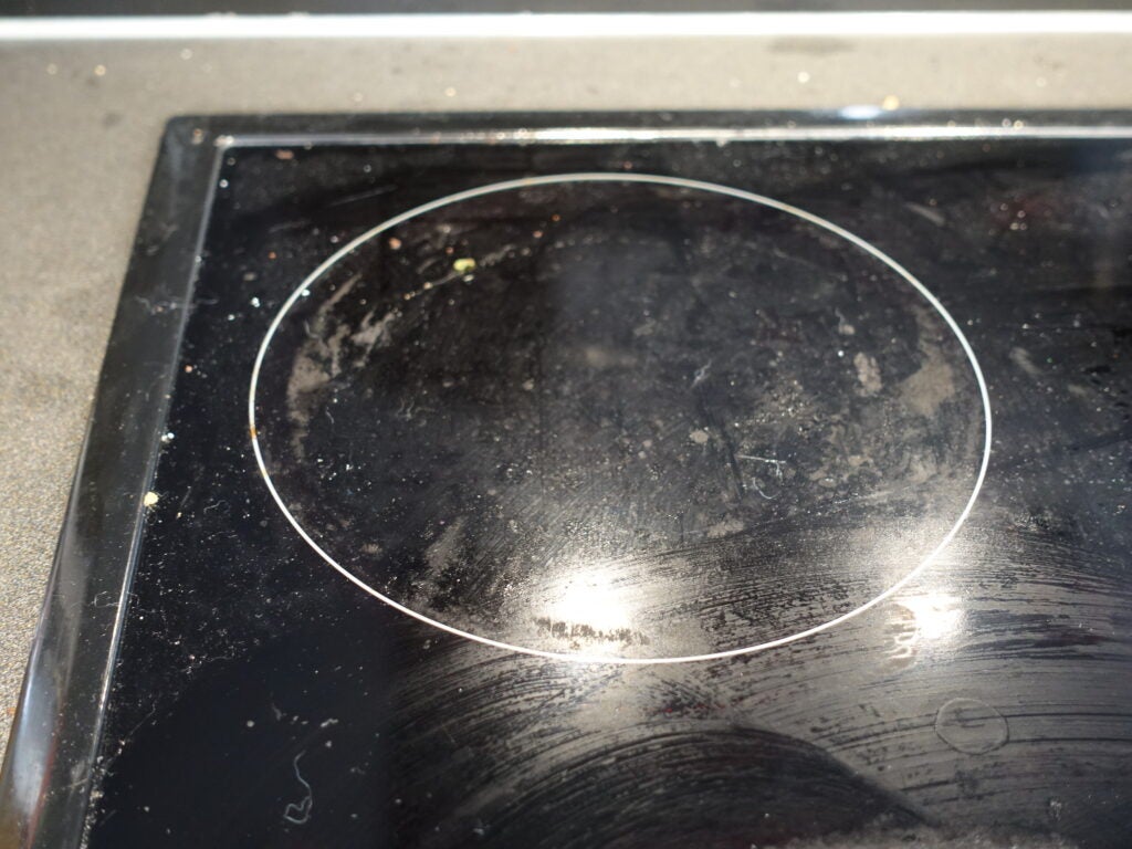 Table de cuisson vitrocéramique avant d'être nettoyée avec le nettoyeur vapeur portable Swan Lynsey